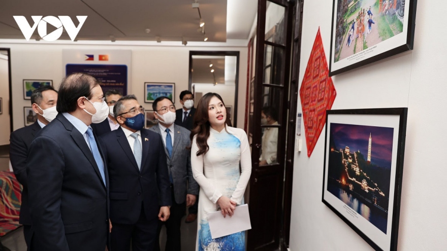 “Vietnam-Philippines: Colour of Culture” exhibition opens in Hanoi